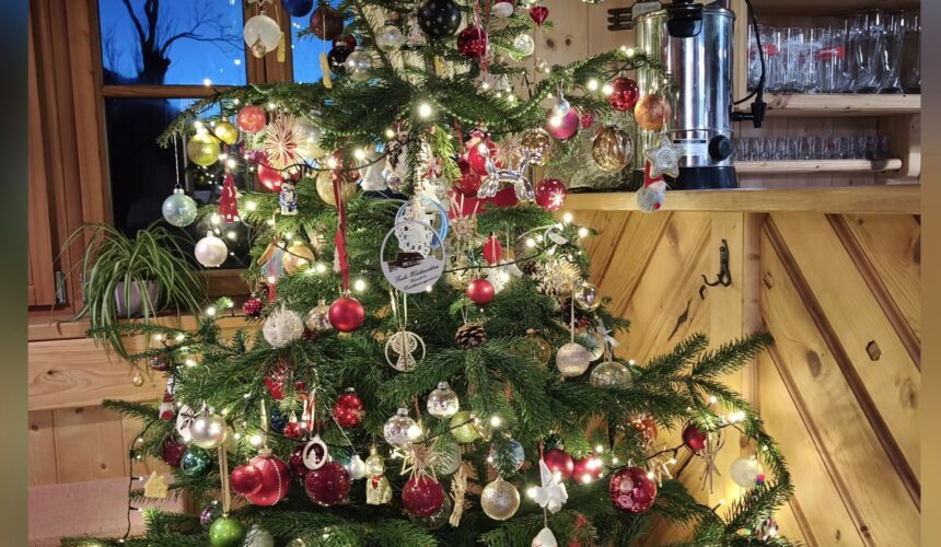 Weihnachten 2025 wir wünschen allen ein frohes und besinnliches Weihnachtsfest! Schön ist er geworden unser Hüttenchristbaum – Dankeschön an alle die mitgeholfen haben! Christbaumkugelwochenende 2026 wieder am 4. Adventwochenende!